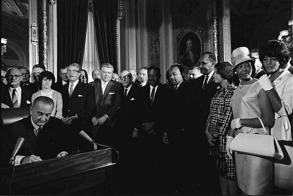 LyndonJohnson_signs_Voting_Rights_Act_of_1965[1]